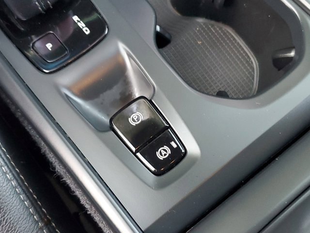 Used 2021 Volvo XC40 T5 Momentum w/ Protection Package Premier image 28