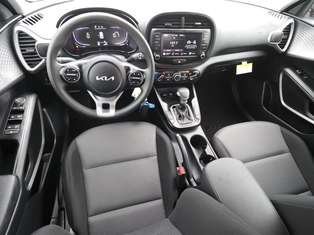 Used 2025 Kia Soul LX FWD image 6