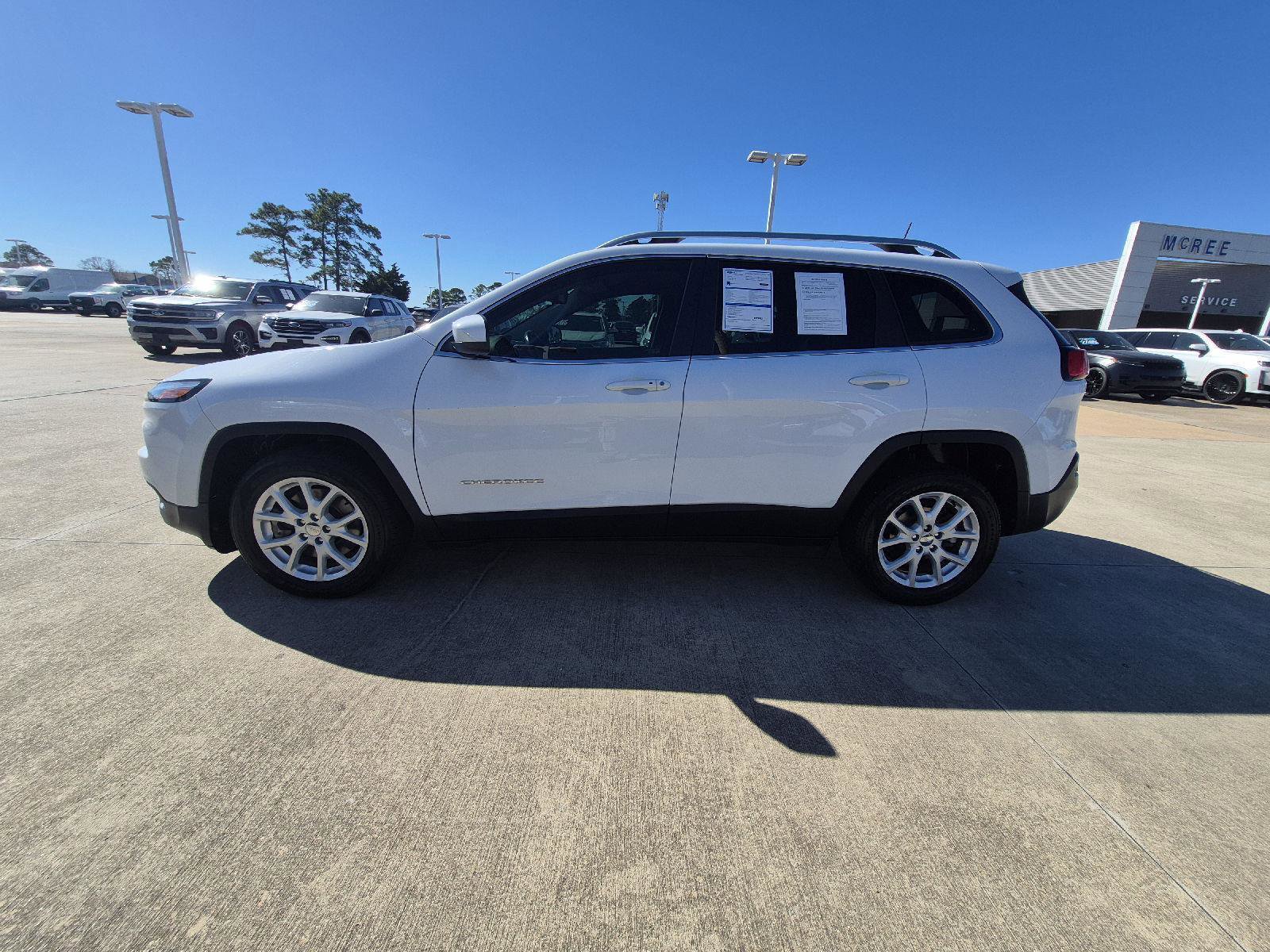 Used 2018 Jeep Cherokee Latitude Plus image 2