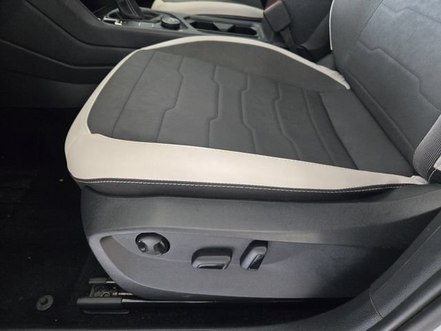 Used 2025 Volkswagen Taos SE AWD/4WD image 25