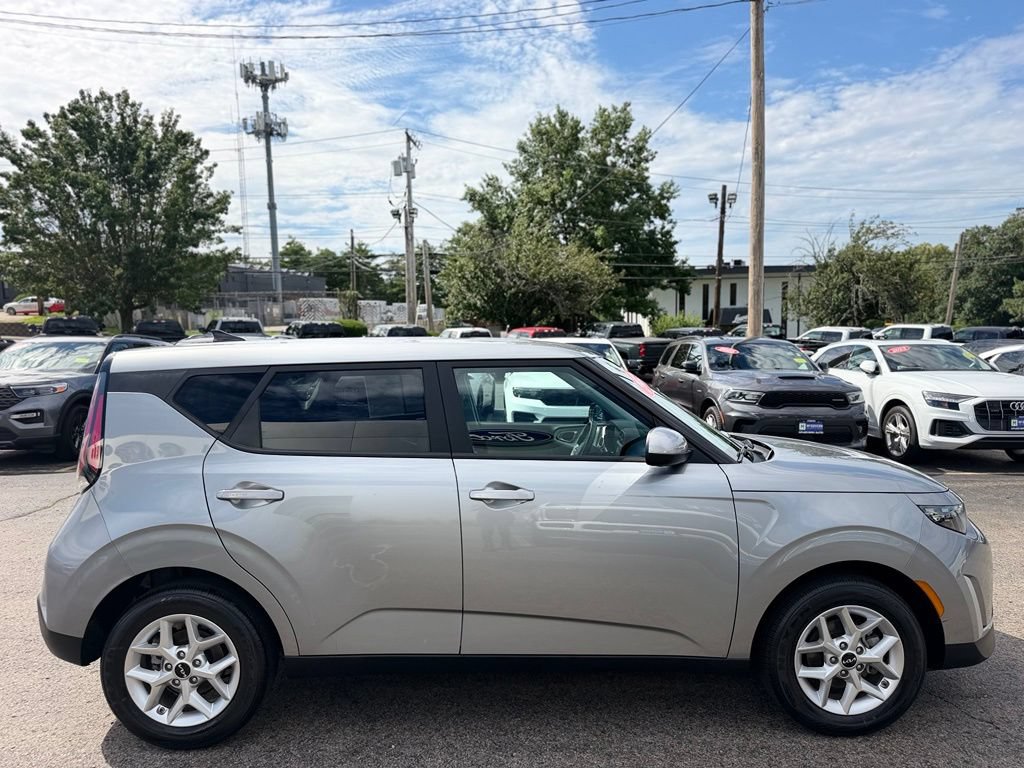 Used 2025 Kia Soul LX w/ LX Technology Package FWD image 9