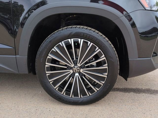 Used 2025 Volkswagen Taos SE FWD image 12