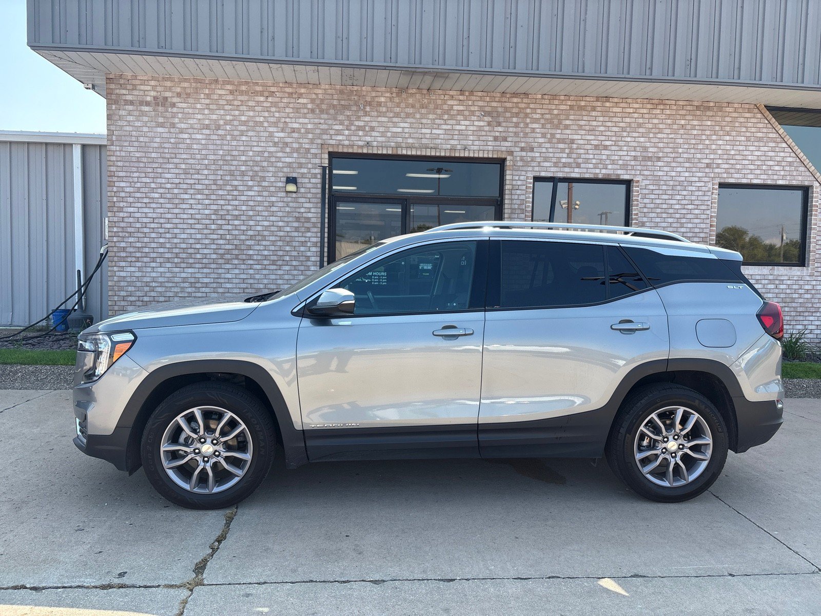 Used 2024 GMC Terrain SLT AWD/4WD image 2