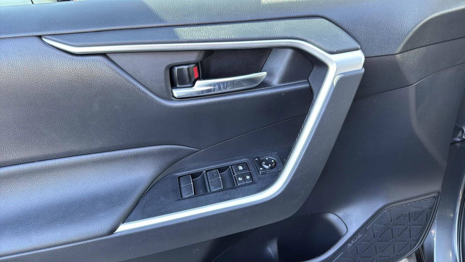 Used 2021 Toyota RAV4 XLE Premium image 12