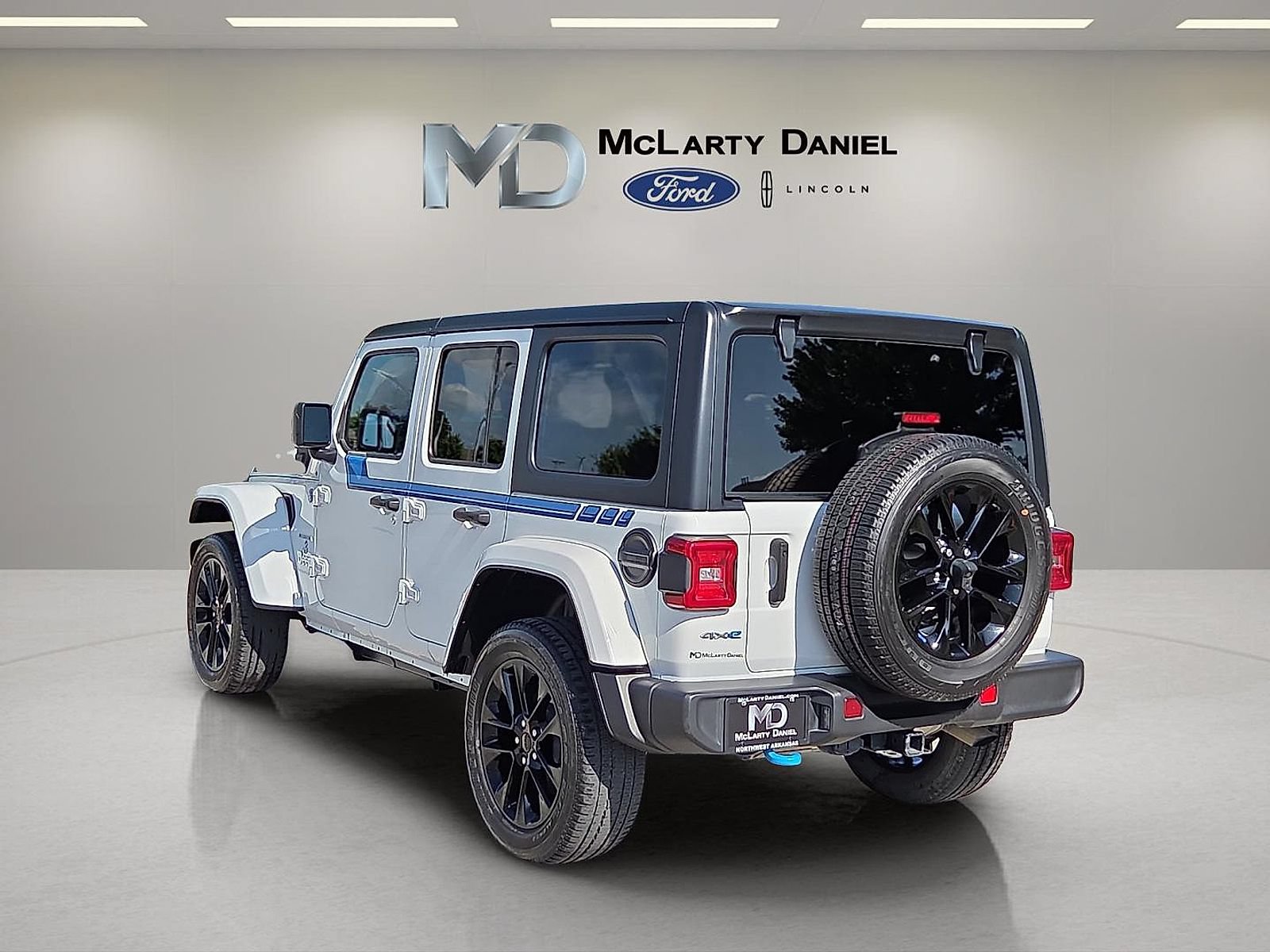 Used 2023 Jeep Wrangler Unlimited Sahara AWD/4WD image 4