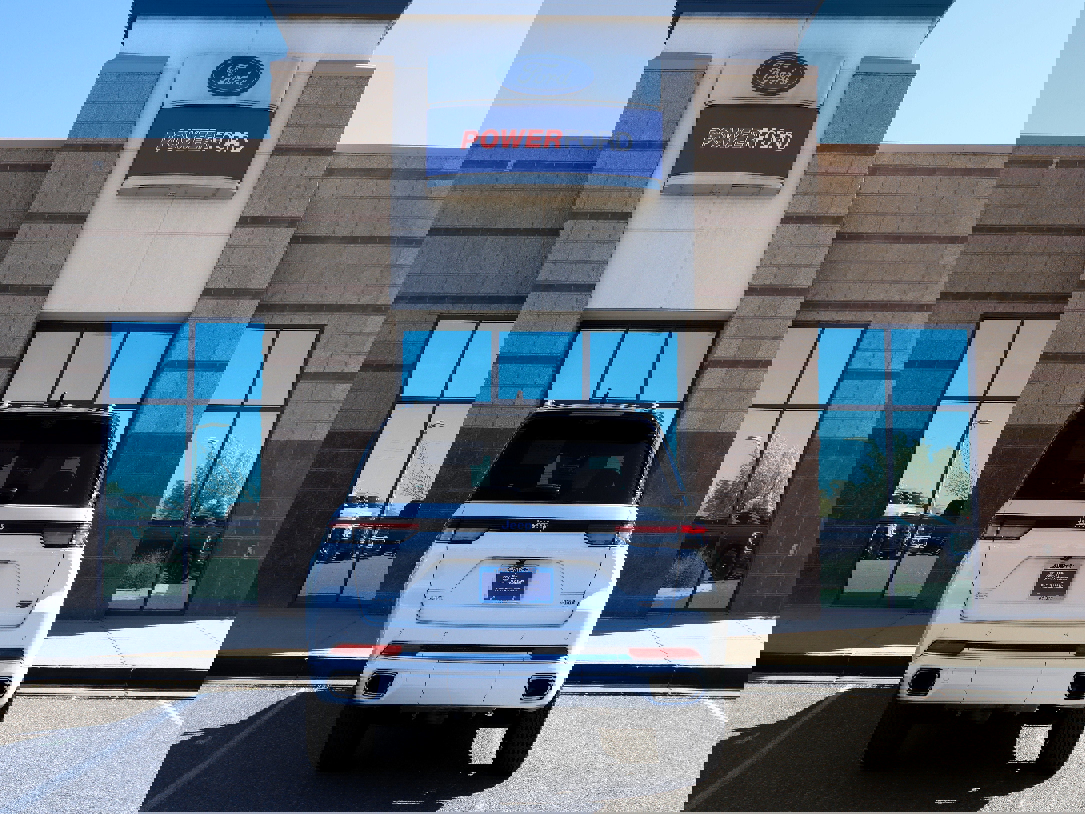 Used 2023 Jeep Grand Cherokee Summit image 4