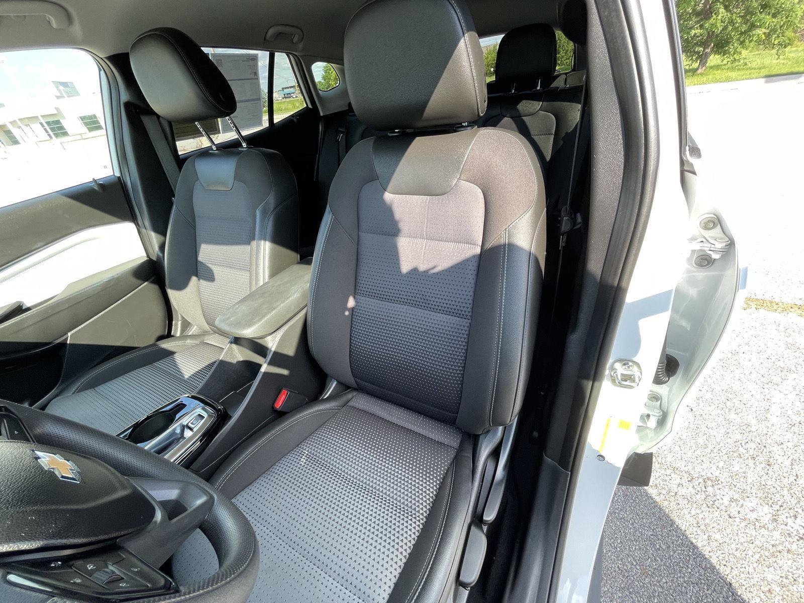 Used 2025 Chevrolet Trax LT FWD image 18