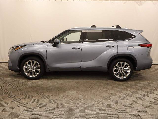 Used 2023 Toyota Highlander Limited FWD image 3