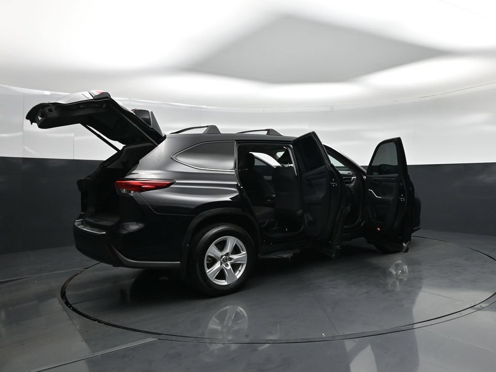 Used 2023 Toyota Highlander LE AWD/4WD image 6