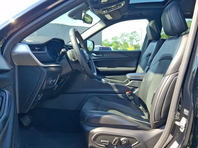 Used 2025 Jeep Grand Cherokee Altitude AWD/4WD image 17