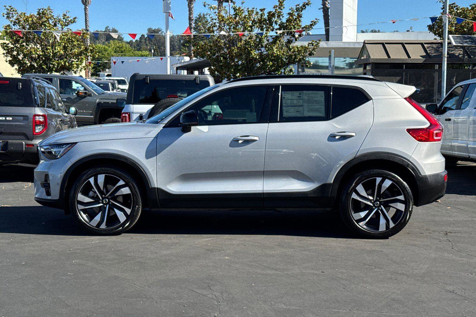Used 2023 Volvo XC40 B5 Ultimate w/ Protection Package Premier image 2