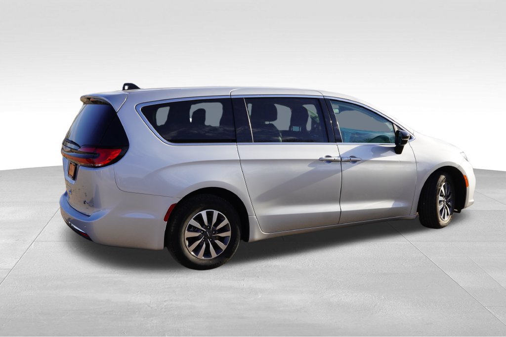 Used 2024 Chrysler Pacifica Limited FWD image 4