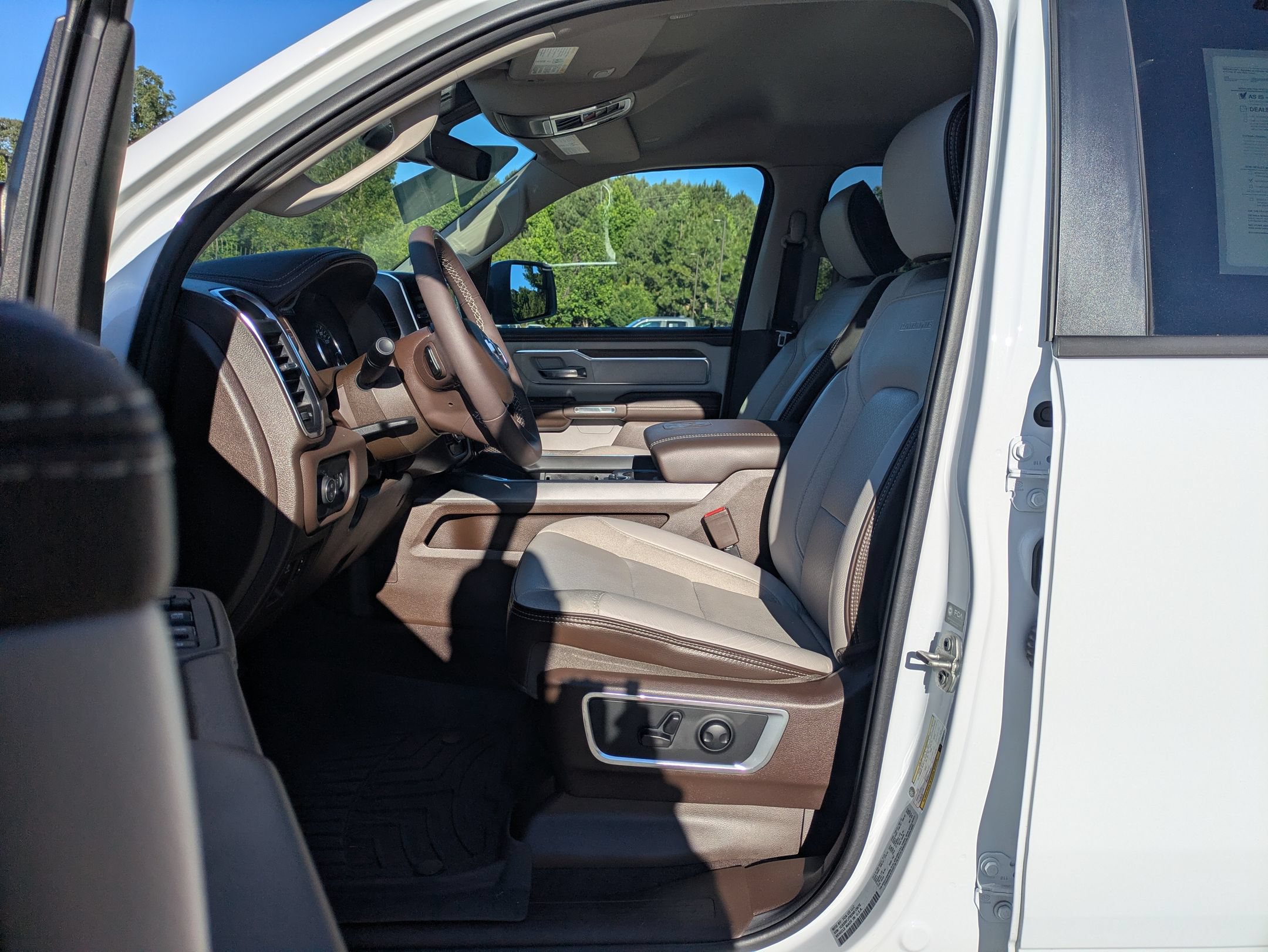 Used 2025 RAM 1500 Laramie AWD/4WD image 12