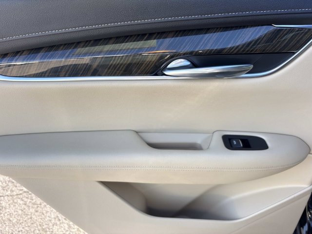 Used 2017 Cadillac XT5 FWD image 19