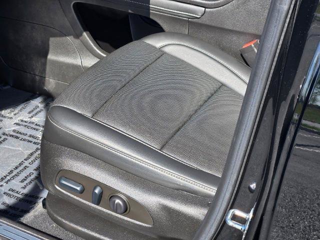 Used 2022 GMC Acadia SLT w/ Technology Package AWD/4WD image 27
