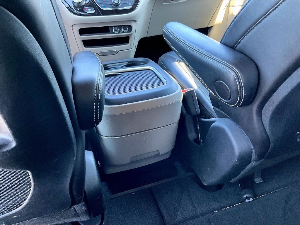 Used 2023 Chrysler Pacifica Touring-L FWD image 10