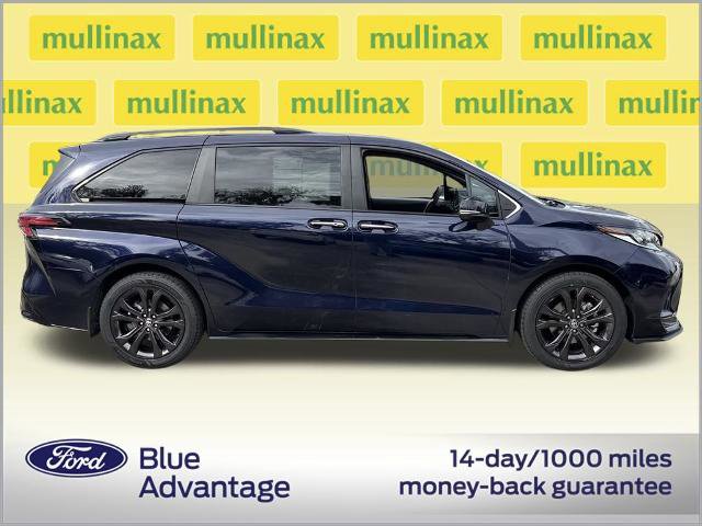 Used 2024 Toyota Sienna XSE w/ XSE Premium Package image 2
