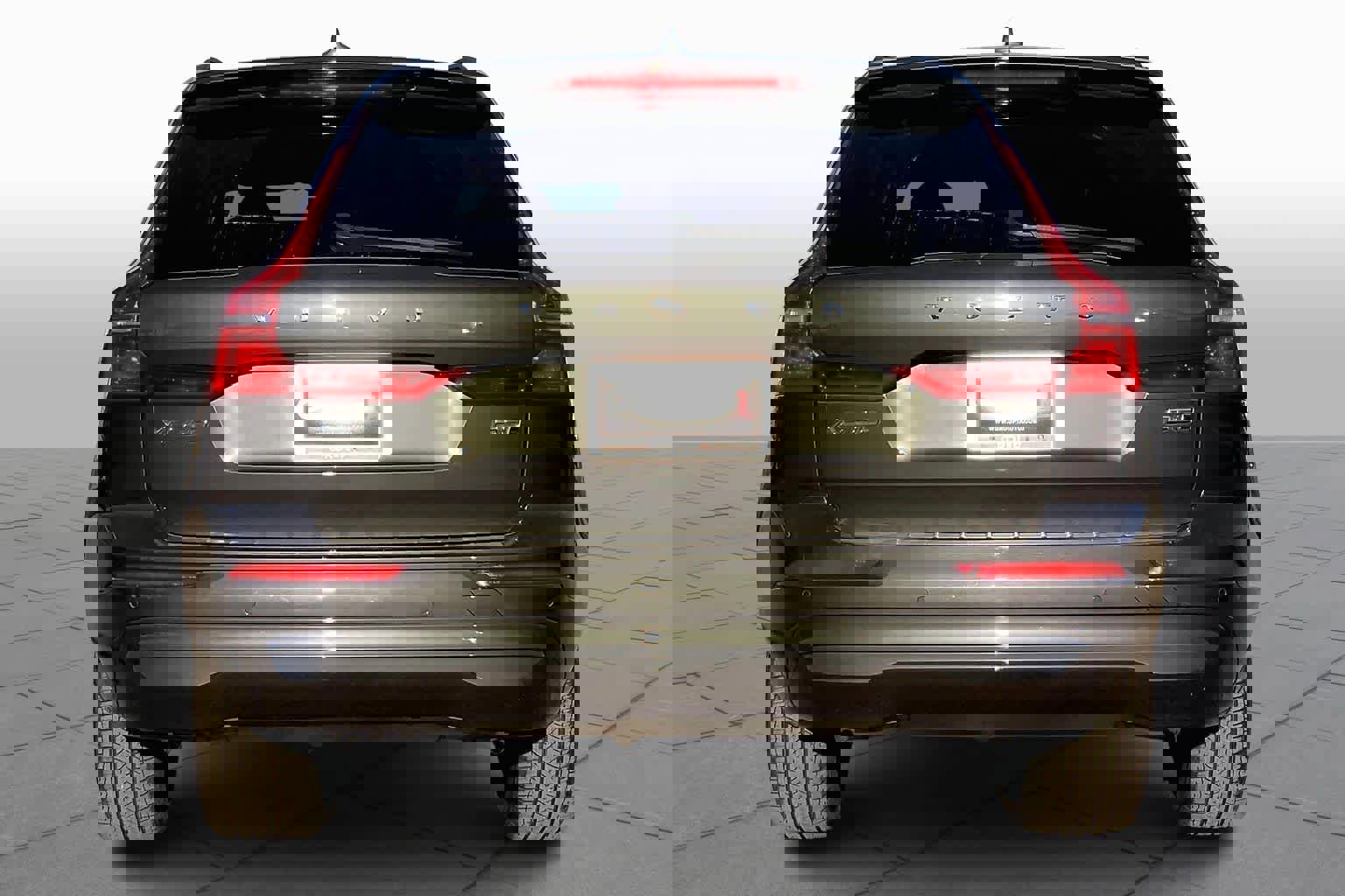 Used 2022 Volvo XC60 B5 Momentum w/ Protection Package Premier image 4