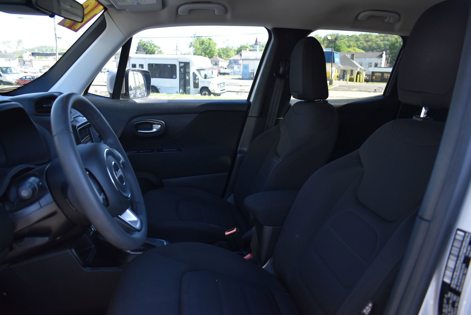 Used 2019 Jeep Renegade Latitude FWD image 14