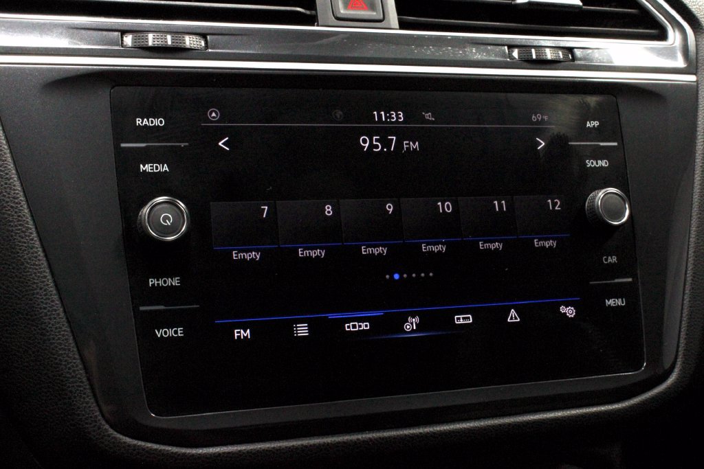 Used 2024 Volkswagen Tiguan SE FWD image 3