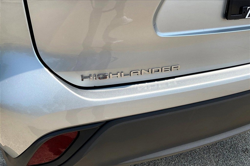 Used 2021 Toyota Highlander LE image 8