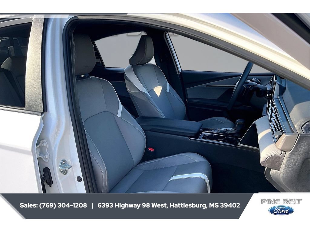 Used 2025 Toyota Camry SE w/ Convenience Package FWD image 6