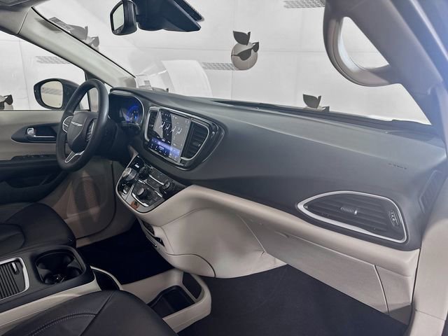 Used 2022 Chrysler Pacifica Touring-L image 30