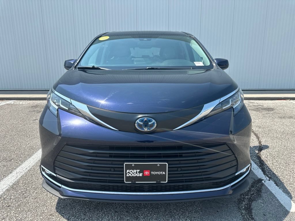 Used 2021 Toyota Sienna XLE w/ XLE Plus Package FWD image 11