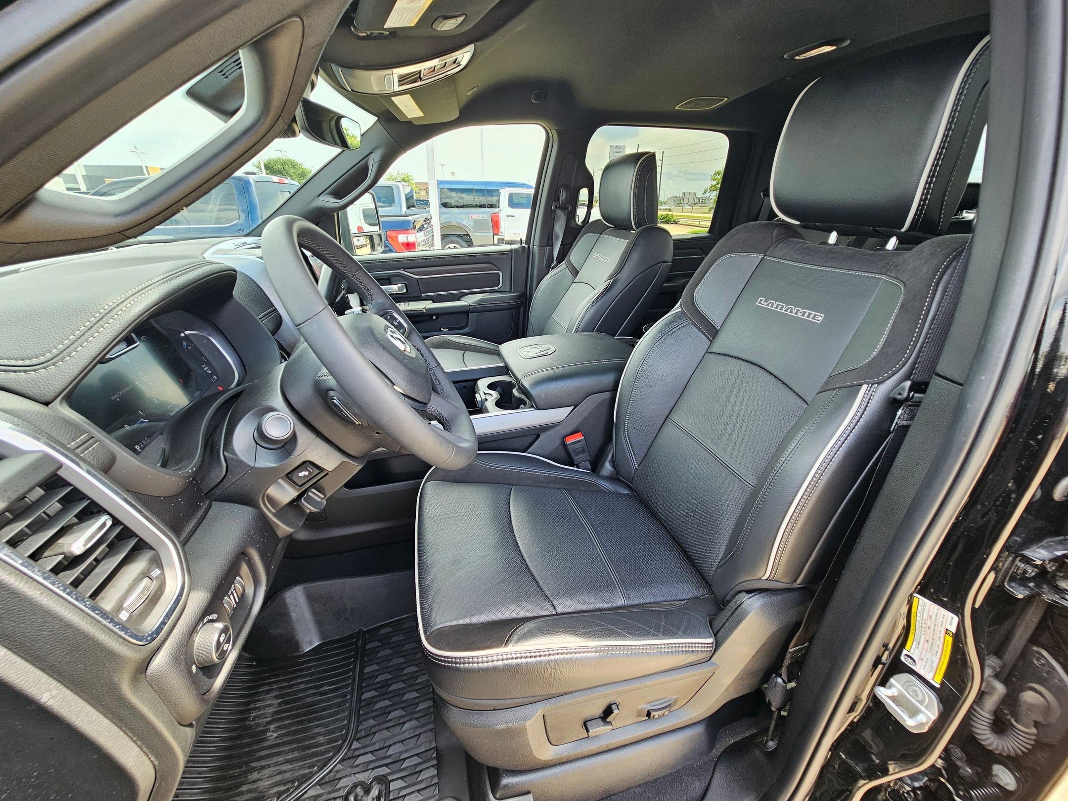 Used 2025 RAM 2500 Laramie AWD/4WD image 17
