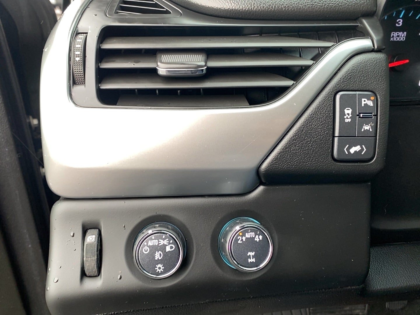 Used 2018 Chevrolet Tahoe Premier AWD/4WD image 22