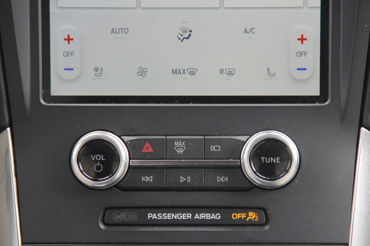 Certified 2022 Ford Edge Titanium AWD/4WD image 17