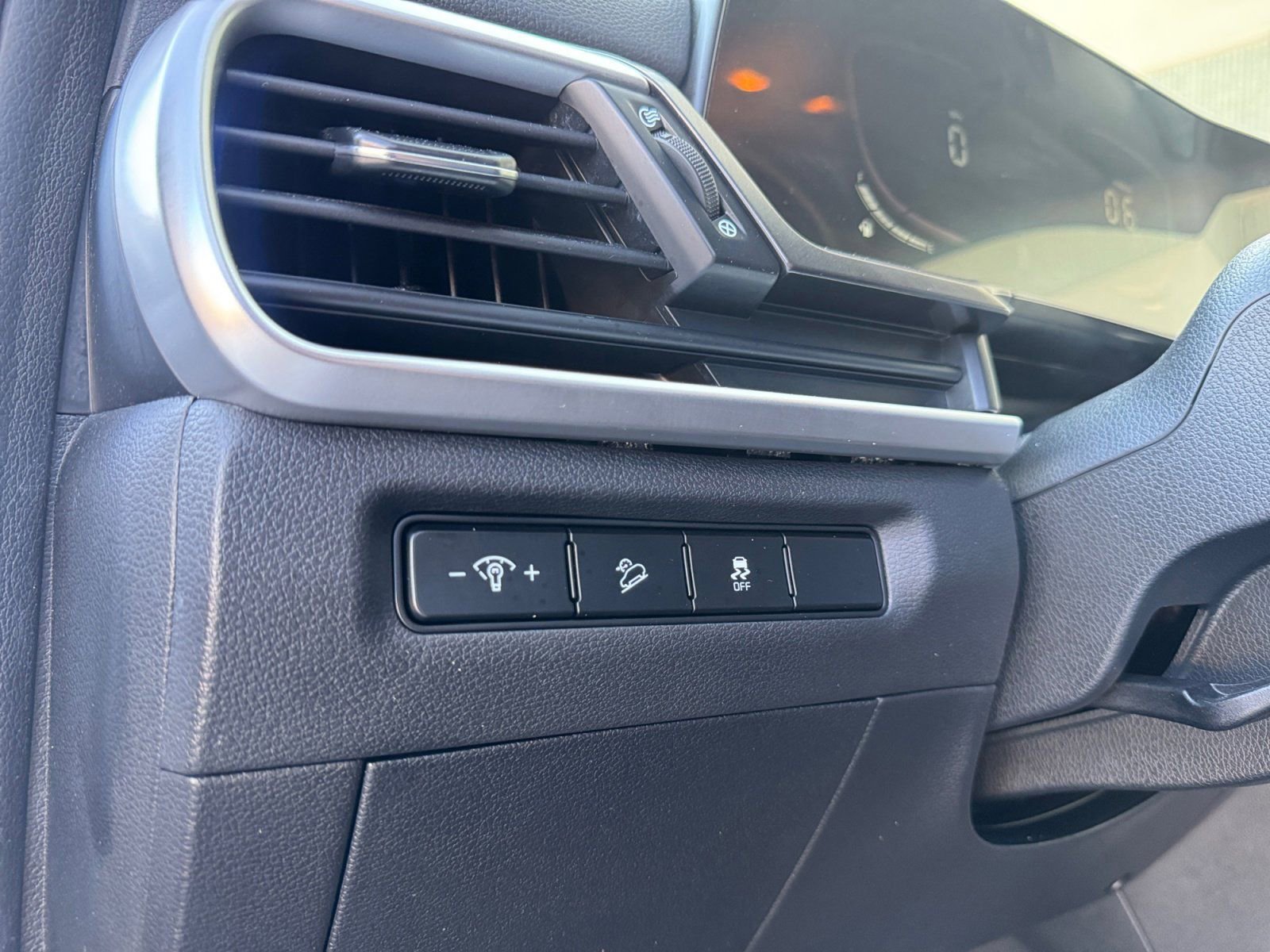 Used 2023 Kia Telluride LX image 21