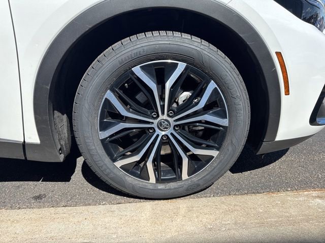 Used 2024 Toyota Crown XLE image 10