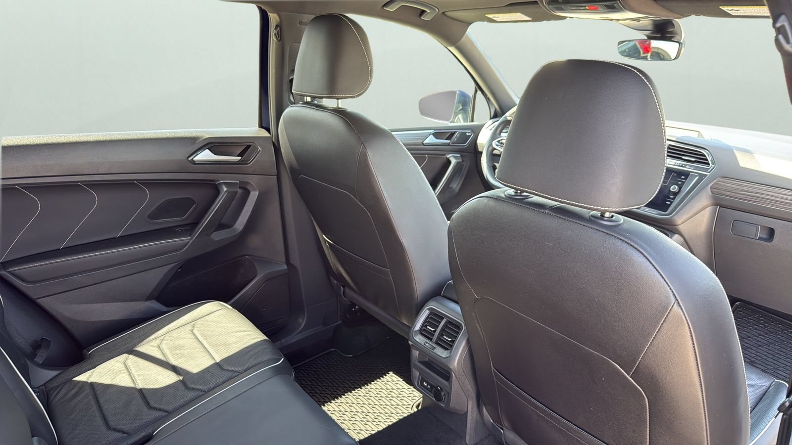 Used 2024 Volkswagen Tiguan SEL R-Line AWD/4WD image 28