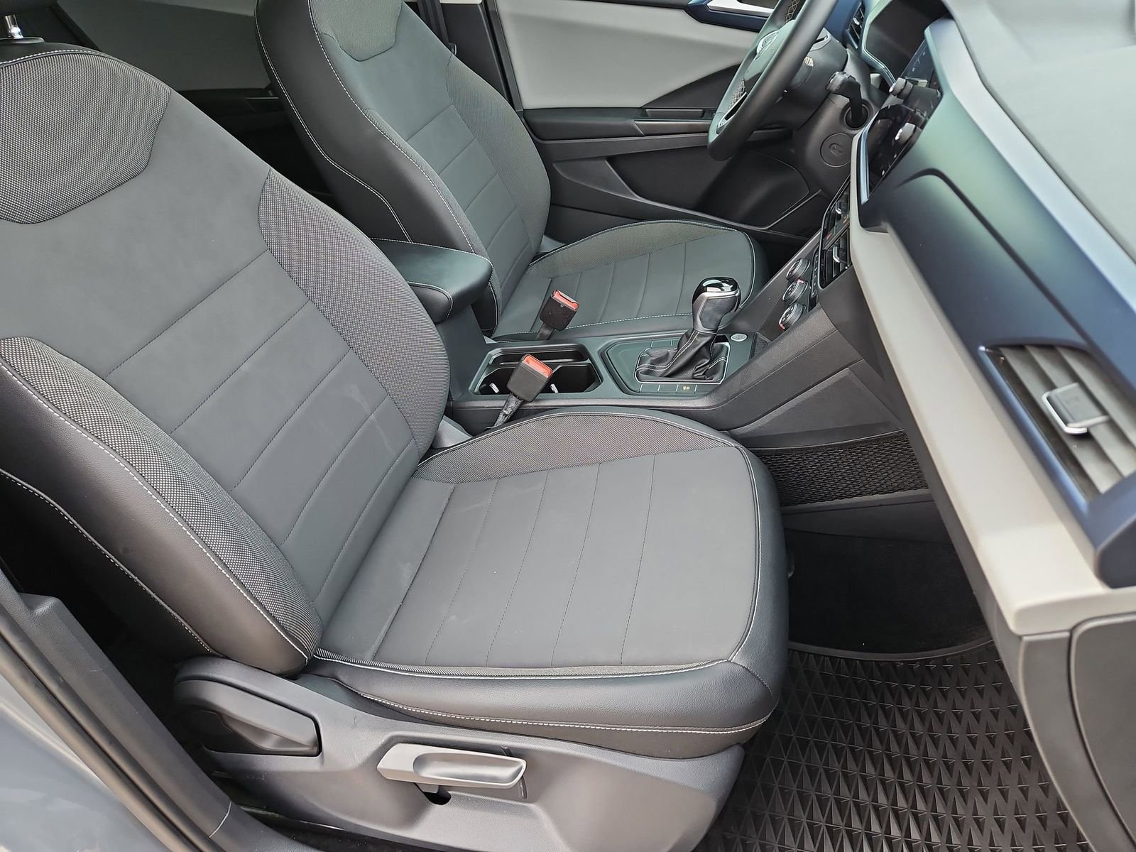 Used 2022 Volkswagen Taos SE w/ Panoramic Sunroof Package FWD image 26