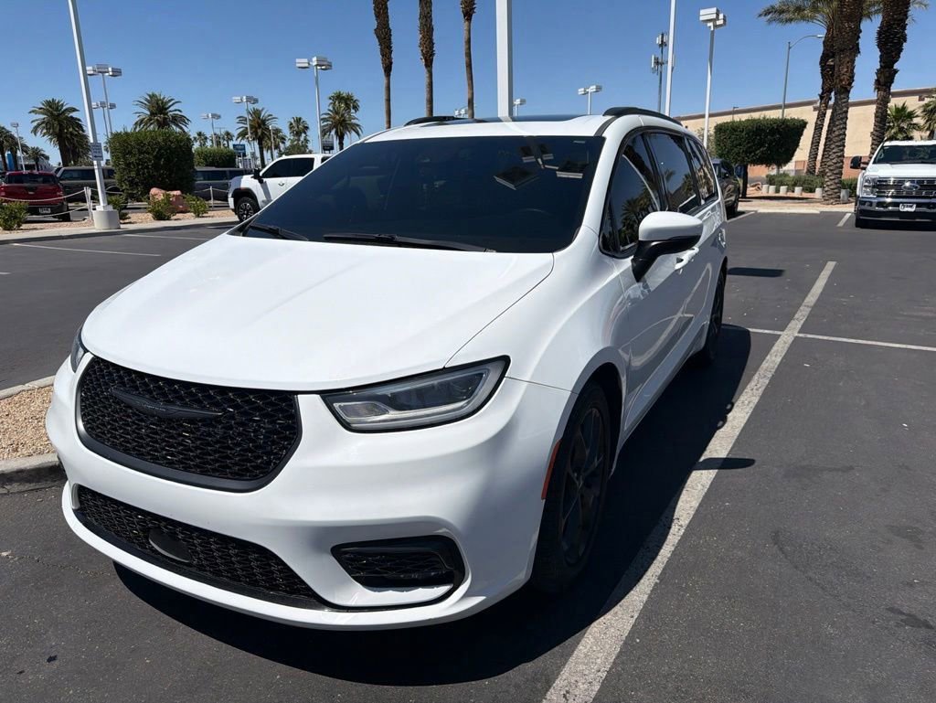 Used 2023 Chrysler Pacifica Touring-L w/ Uconnect Theater Family Group FWD image 1