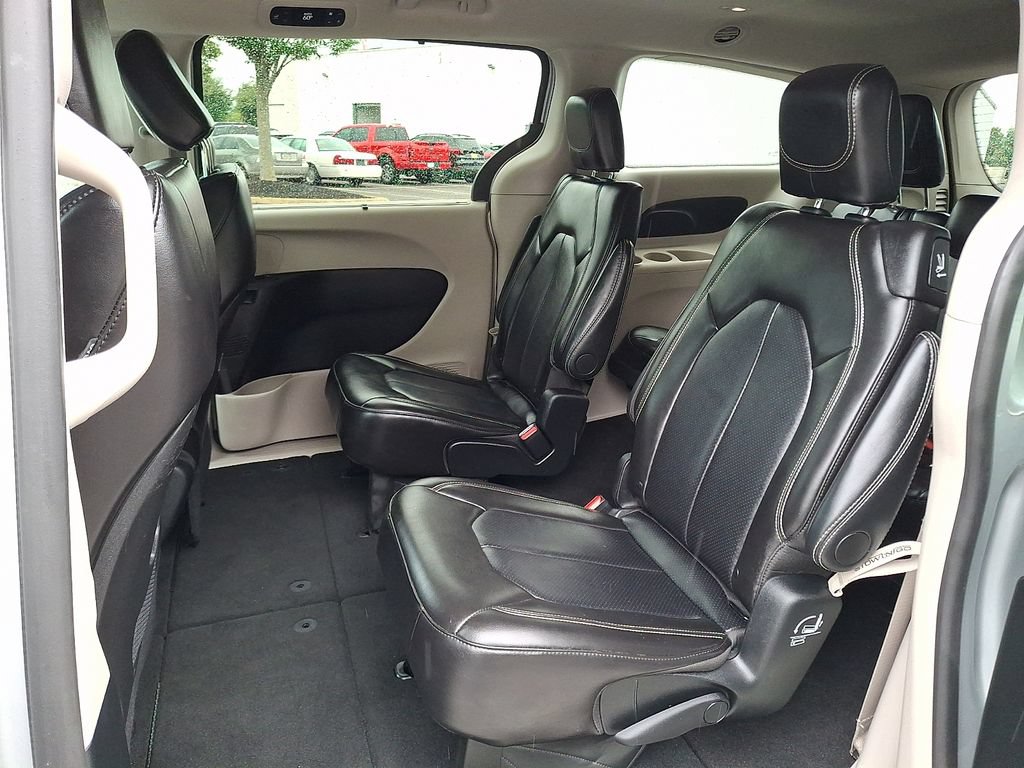 Used 2024 Chrysler Pacifica Touring-L FWD image 13