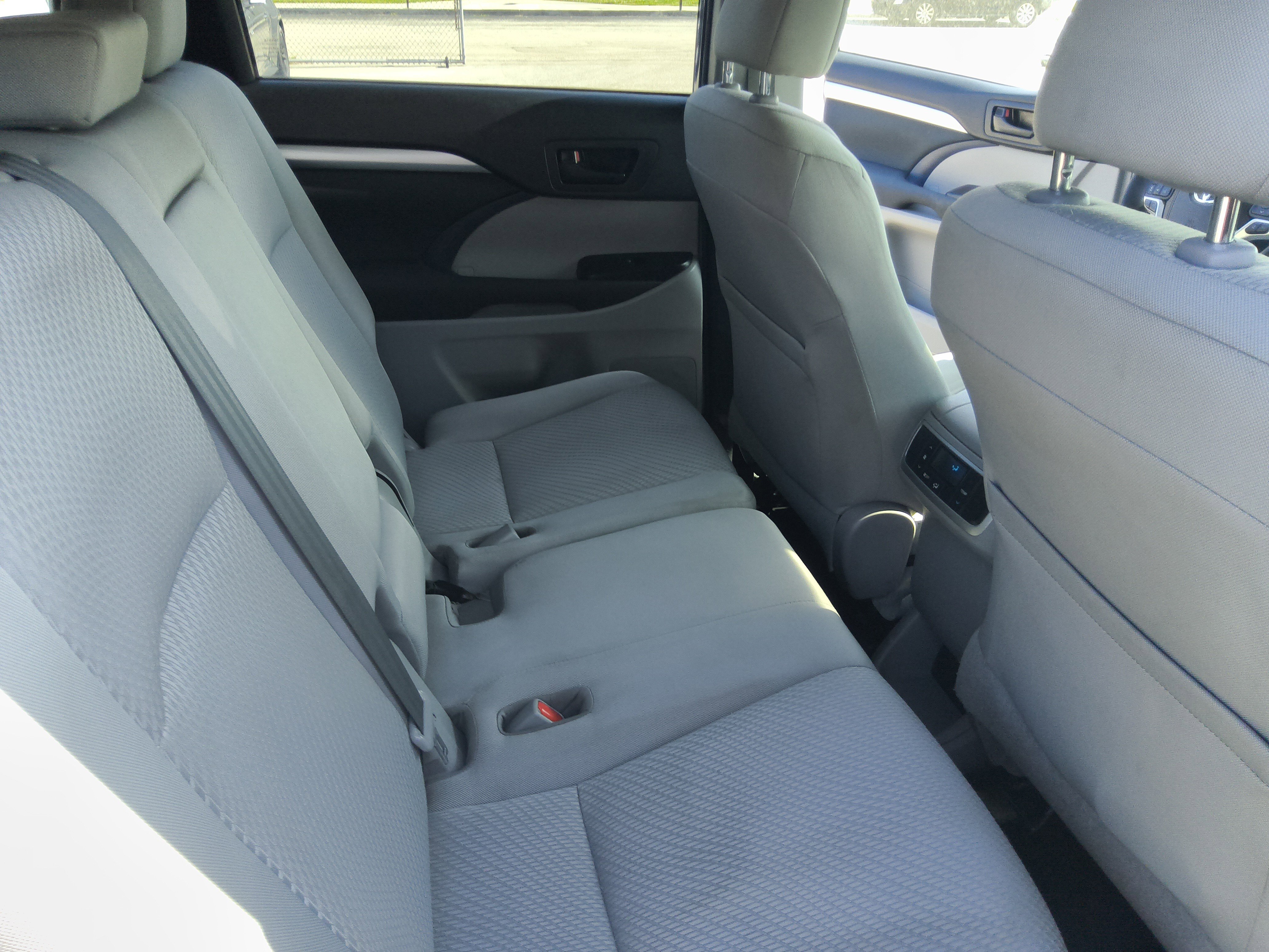 Used 2018 Toyota Highlander LE FWD image 25