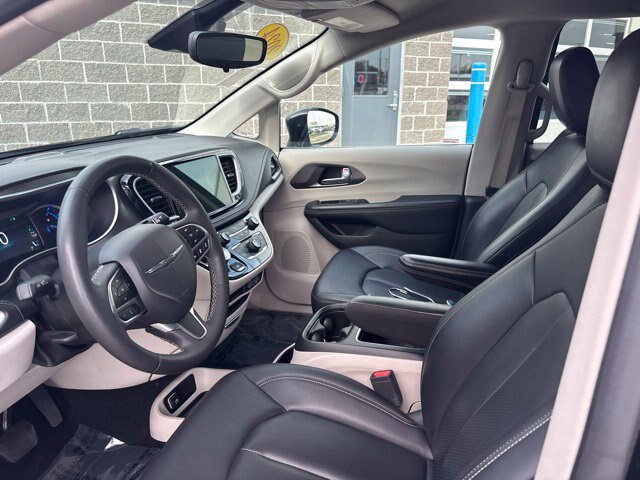 Used 2024 Chrysler Pacifica Limited FWD image 16