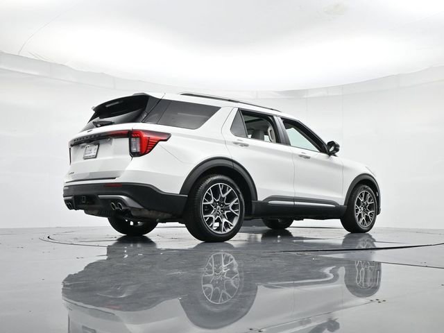 Certified 2025 Ford Explorer Platinum w/ Ultimate Package image 31
