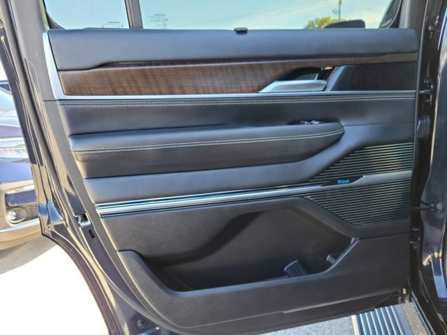 Used 2023 Jeep Grand Wagoneer Base w/ Flexible Seating Group image 15