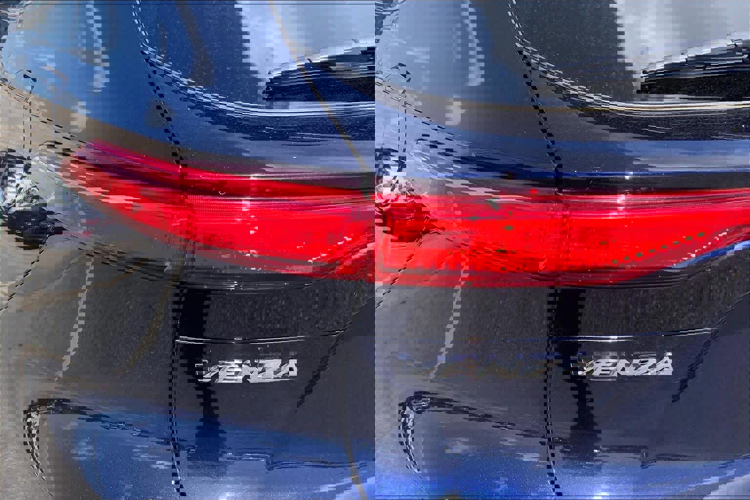 Used 2024 Toyota Venza LE AWD/4WD image 27