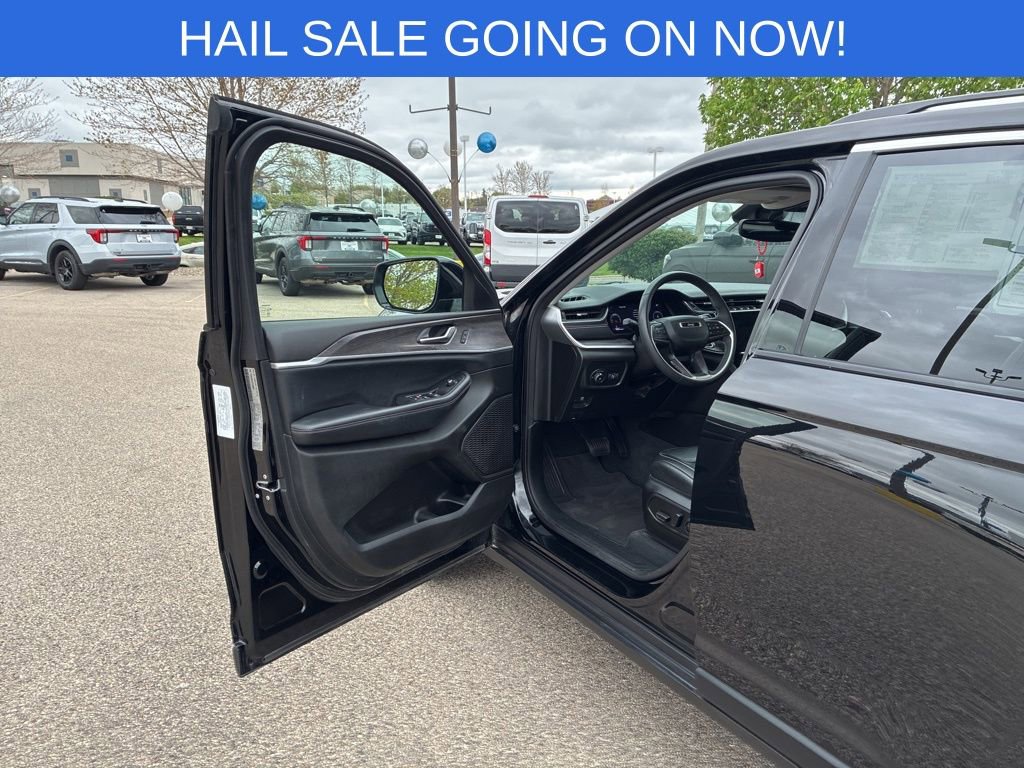 Used 2023 Jeep Grand Cherokee Limited AWD/4WD image 9