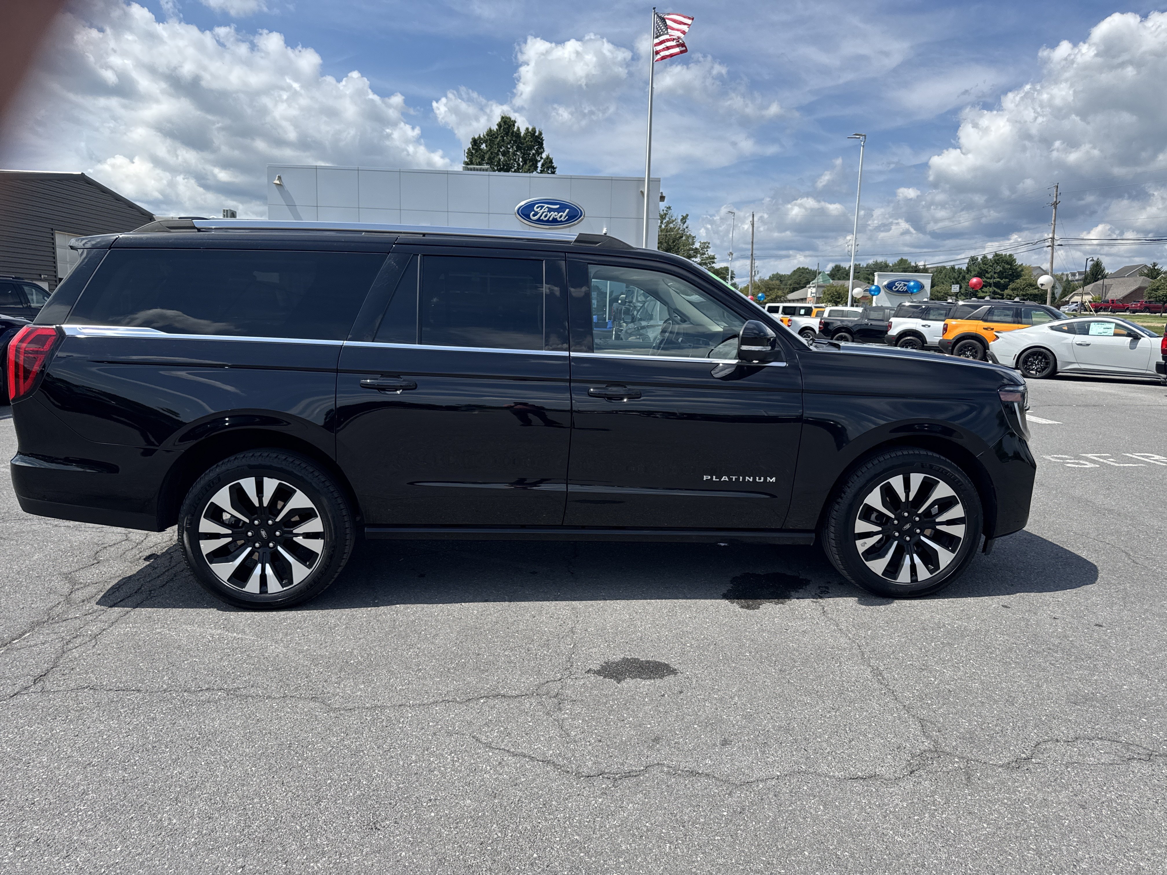 Certified 2025 Ford Expedition Max Platinum w/ Driver's Package AWD/4WD image 6