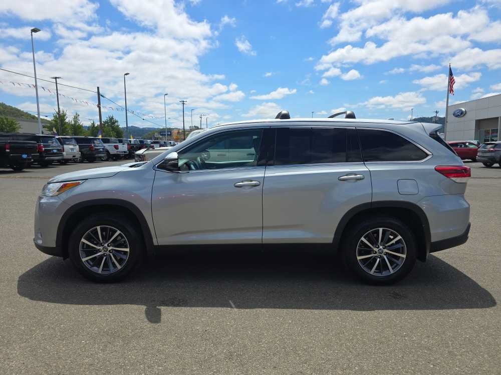 Used 2019 Toyota Highlander XLE AWD/4WD image 2
