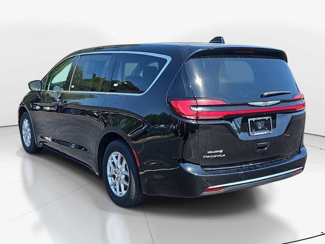 Used 2024 Chrysler Pacifica Touring-L FWD image 6