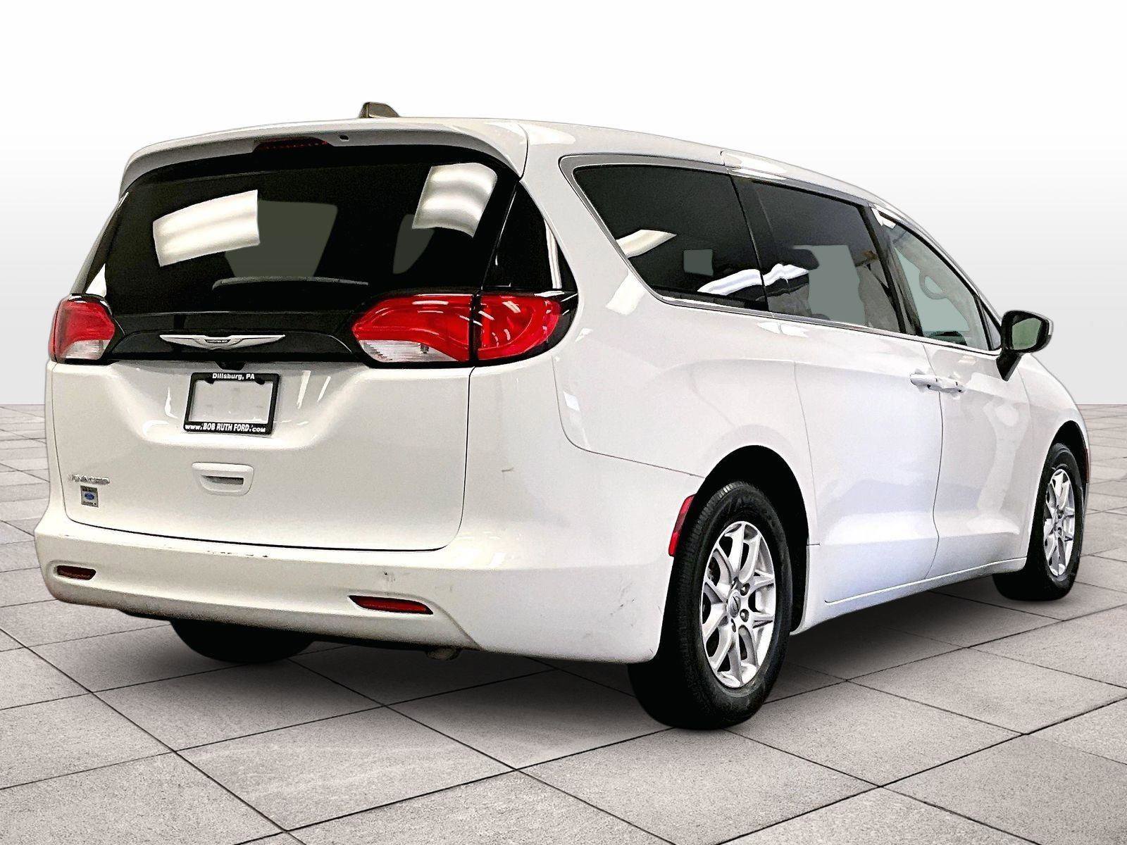 Used 2023 Chrysler Voyager LX image 11