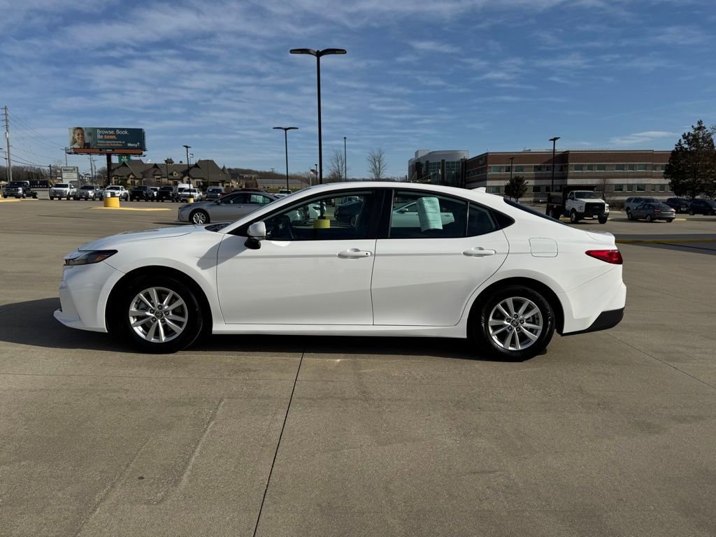 Used 2025 Toyota Camry LE image 2