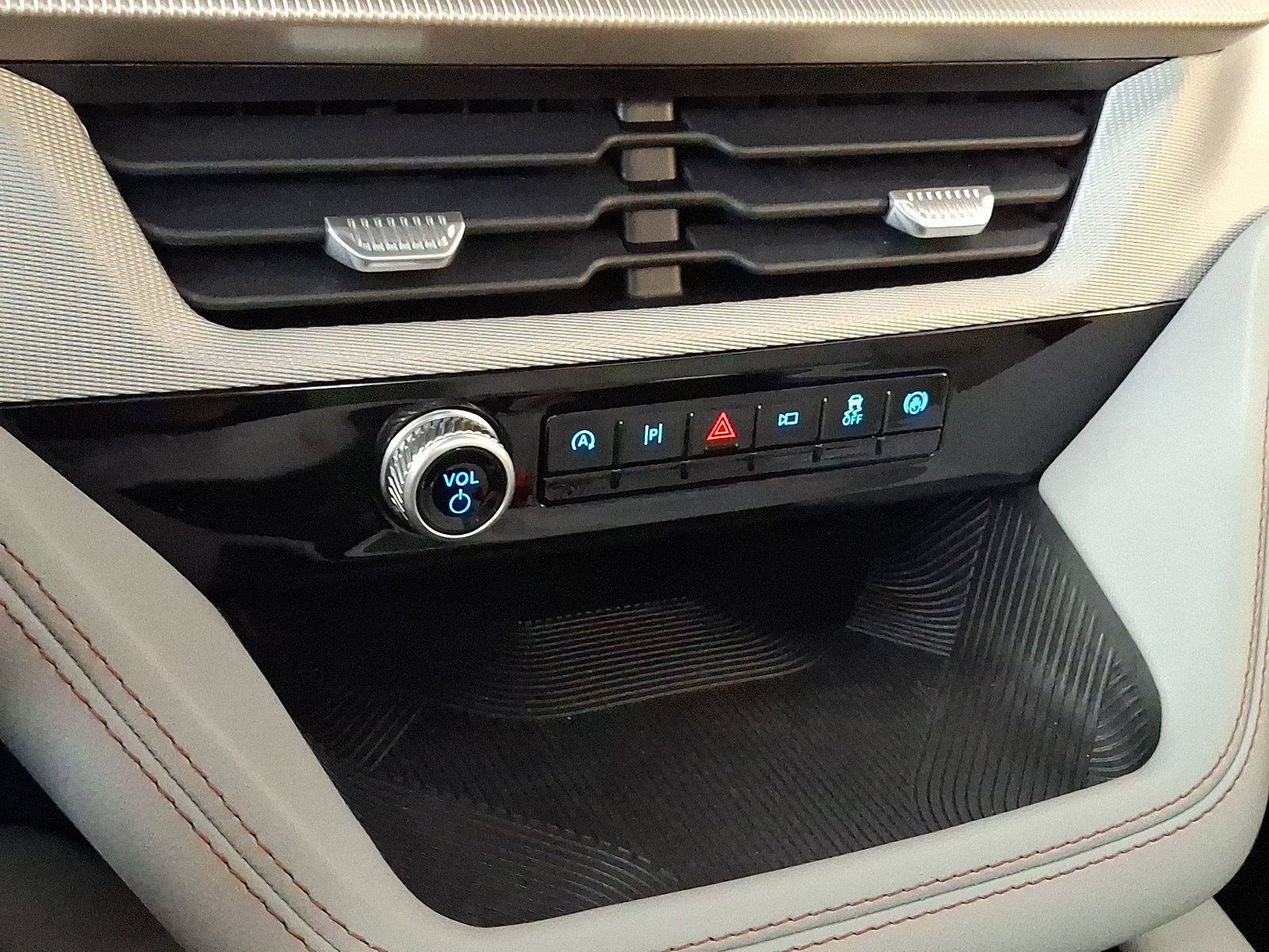 Certified 2026 Ford Explorer Active w/ Active Comfort Package AWD/4WD image 19
