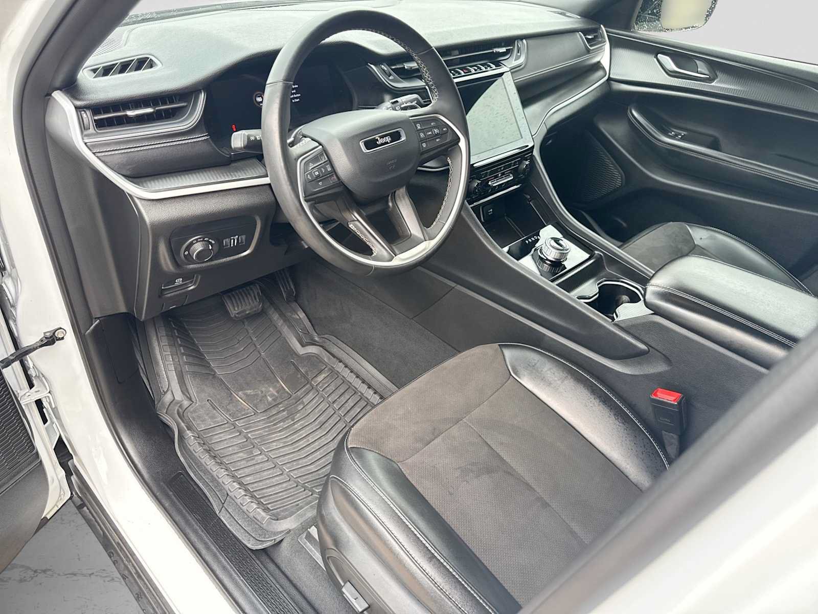 Used 2024 Jeep Grand Cherokee L Laredo AWD/4WD image 2